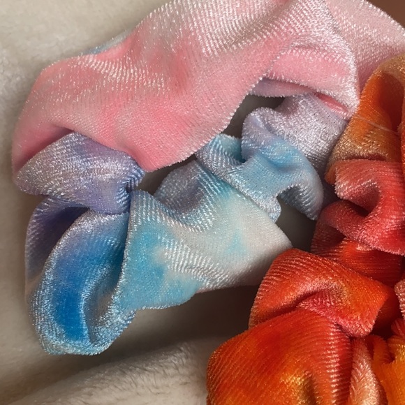 NEW Velvet Feel Tie Dye Scrunchies - 3 Pack - Picture 3 of 6